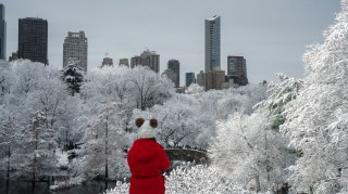 Επίσημα χειμώνας στη Νέα Υόρκη: «Ντύθηκε» στα λευκά το Central Park - Εντυπωσιακές εικόνες
