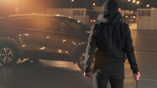 Βίντεο από τη ληστεία ΙΧ στην Πέτρου Ράλλη - Σε 12 δευτερόλεπτα το διέρρηξαν, σε 2,5 λεπτά έφυγαν