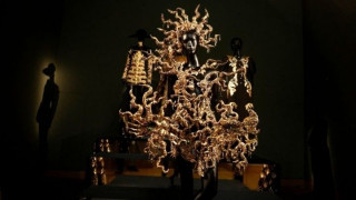 Με έκθεση αφιερωμένη στην Elsa Schiaparelli αρχίζει η νέα χρονιά στο Μουσείο V&A στο Λονδίνο