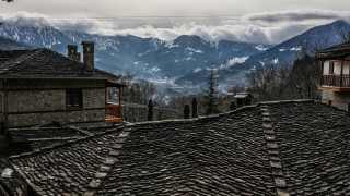 Πυρκαγιά στο Μέτσοβο από σόμπα: Κάηκαν δυο σπίτια, ζημιές σε τρίτο - Στο νοσοκομείο ηλικιωμένη