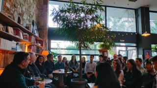 Τσίπρας προς Μητσοτάκη: Να υπογράψει και αυτός βιβλίο, αυτό της κατάρρευσης του κράτους δικαίου