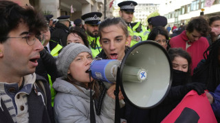 Η Γκρέτα Τούνμπεργκ συνελήφθη στο Λονδίνο σε διαμαρτυρία για την υποστήριξη απεργών πείνας