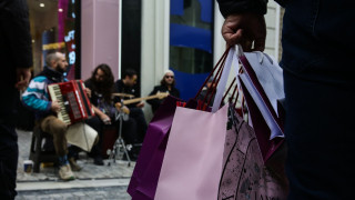 Εορταστικό ωράριο: Τι ώρα κλείνουν καταστήματα και σούπερ μάρκετ την παραμονή Χριστουγέννων