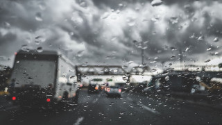 Στο «κόκκινο» η κίνηση στην Αθήνα λόγω βροχής: Ουρές χιλιομέτρων σε Κηφισό, Κηφισίας, κέντρο, Αττική