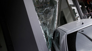 Αυτοκίνητο στον Άλιμο «εισέβαλε» στην είσοδο καταστήματος και τραυμάτισε μία υπάλληλο