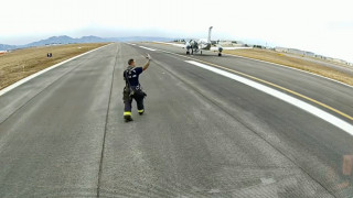 Αεροπλάνο προσγειώνεται μόνο του μετά από έκτακτη ανάγκη κατά τη διάρκεια της πτήσης