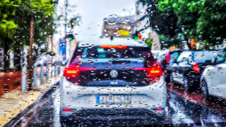 Ισχυρές καταιγίδες στην Αττική: Χάος στους δρόμους της Αθήνας - Πού εντοπίζονται προβλήματα