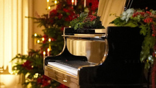 Η πριγκίπισσα Κέιτ και η Σαρλότ ερμηνεύουν ντουέτο στο πιάνο για χριστουγεννιάτικη συναυλία