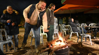 Αγρότες: Η εορταστική ανάπαυλα, το ρεβεγιόν στα μπλόκα και τα μηνύματα