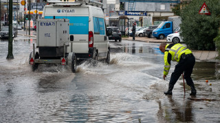 Σοβαρές ζημιές από την κακοκαιρία: Υποχώρησε φράκτης πολυκατοικίας στον Άλιμο, οχήματα παρασύρθηκαν
