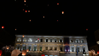 Μαγικές εικόνες στην Αθήνα: Χιλιάδες φαναράκια φώτισαν τον Αττικό ουρανό