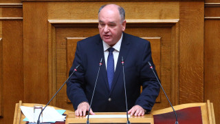 Αγρότες πέταξαν άχυρο και κοπριά έξω από το γραφείο του βουλευτή της ΝΔ, Σταυρού Παπασωτηρίου