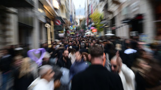 Χριστουγεννιάτικη αγορά: Σε πρωτοχρονιά και εκπτώσεις ελπίζουν οι έμποροι για πραγματική ανάκαμψη