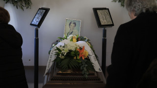 Πλήθος κόσμου στην κηδεία της Σύλβας Ακρίτα - Συντετριμμένη η κόρη της