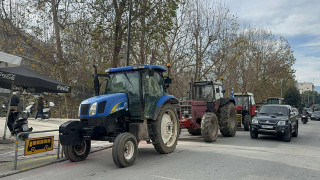 Στο κέντρο των Τρικάλων οι αγρότες με τα τρακτέρ - Πέταξαν σανό σε γραφεία βουλευτών