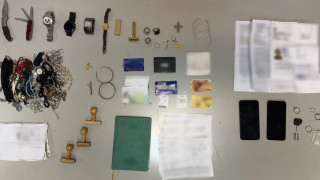 Οικιακή βοηθός άδειαζε από χρυσαφικά στα σπίτια που εργαζόταν στην Αττική