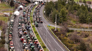 Δριμεία επίθεση ΠΑΣΟΚ σε κυβέρνηση για «φέσι» στους αγρότες και «μαύρο» στη Βουλή