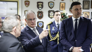 Ο Πρόεδρος της Δημοκρατίας αντάλλαξε ευχές με μέλη των Ενόπλων Δυνάμεων και του Λιμενικού