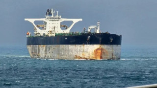 Το πετρελαιοφόρο που καταδιώκεται από τις ΗΠΑ έχει πλέον τη ρωσική σημαία ζωγραφισμένη στο πλάι του