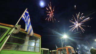 Ρεβεγιόν... στα μπλόκα κάνουν οι αγρότες: Πυροτεχνήματα, διασπάσεις και αμετακίνητη στάση