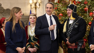 Χαμόγελα και ευχές στο Μαξίμου: Κάλαντα στον Κυριάκο Μητσοτάκη από τον Σύλλογο Λιοσιωτών