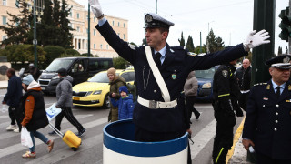 «Δώρο στον τροχονόμο»: Αναβίωσε και φέτος το πρωτοχρονιάτικο έθιμο του «βαρελιού»