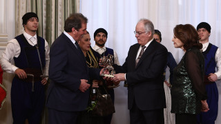 Μήνυμα Τασούλα: Η χώρα  έχει μπροστά της πολλές ευκαιρίες - Κάλαντα στο Προεδρικό