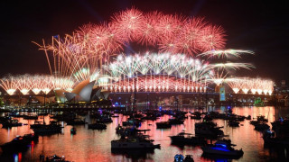 Πρωτοχρονιά στον κόσμο: Η υφήλιος υποδέχθηκε το 2026 με πυροτεχνήματα και παγωμένες βουτιές