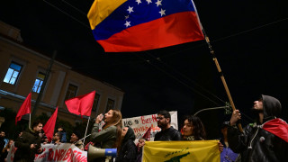 Διαδήλωση έξω από την αμερικανική πρεσβεία ενάντια στην επίθεση των ΗΠΑ στη Βενεζουέλα