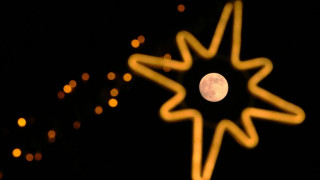 «Φεγγάρι του Λύκου»: «Ζωγράφισε» τον νυχτερινό ουρανό η πρώτη πανσέληνος του 2026