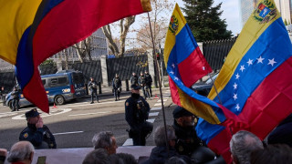 Βενεζουέλα: Μεγάλη διαδήλωση έξω από την αμερικανική πρεσβεία στη Μαδρίτη