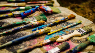 Γουέιν Τιμπό: Μια έκθεση - αντίδοτο στους ιλιγγιώδεις ρυθμούς της εποχής