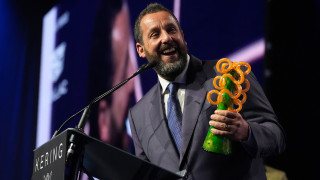 Το «ρεσιτάλ» αυτοσαρκασμού και συγκίνησης του Άνταμ Σάντλερ στο Παλμ Σπρινγκς