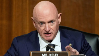 ΗΠΑ: Κυρώσεις σε απόστρατο γερουσιαστή που κάλεσε στρατιώτες «να αρνηθούν τις παράνομες εντολές»