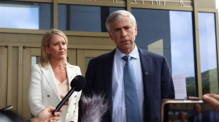 Ποιος είναι ο δικηγόρος που ανέλαβε τον Νικολάς Μαδούρο - Ο «βετεράνος» που εκπροσώπησε τον Ασάνζ