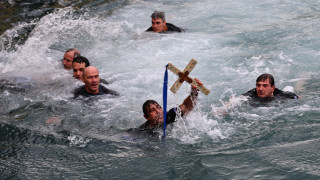 Θεοφάνεια: Εορτασμοί σε όλη τη χώρα - Η τελετή Αγιασμού των Υδάτων σε Αθήνα, Πειραιά, Θεσσαλονίκη