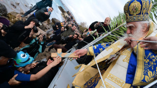 Θεοφάνεια: Εορτασμοί σε όλη τη χώρα - Η τελετή Αγιασμού των Υδάτων σε Αθήνα, Πειραιά, Θεσσαλονίκη