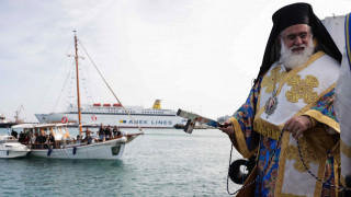 Με λαμπρότητα τα Θεοφάνεια στο Ηράκλειο - Δεκάδες άτομα έπεσαν στο λιμάνι για να πιάσουν τον σταυρό