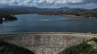 Ανησυχητικές εικόνες από τη λίμνη Μαραθώνα - Ο πύργος υδροληψίας αποκαλύπτει τη χαμηλή στάθμη