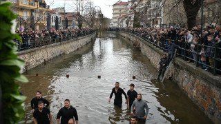 Αγριος καβγάς στην Φλώρινα για την διεκδίκηση του Σταυρού - Πιάστηκαν στα χέρια οι κολυμβητές