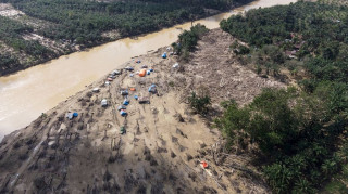 Ινδονησία: 14 νεκροί από ξαφνικές πλημμύρες - Συνεχίζονται οι έρευνες για τέσσερις αγνοούμενους