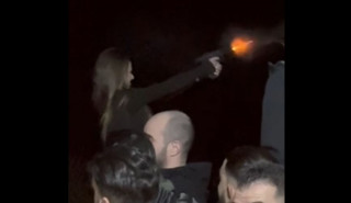 Έρευνα της ΕΛΑΣ για βίντεο που καταγράφει γυναίκα αστυνομικό να πυροβολεί σε γλέντι