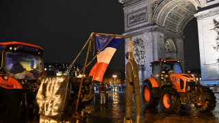 Παρίσι: Τα τρακτέρ των αγροτών έφθασαν στον Πύργο του Άιφελ