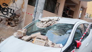 Νέος Κόσμος: Μπαλκόνι κατέρρευσε πάνω σε σταθμευμένα αυτοκίνητα
