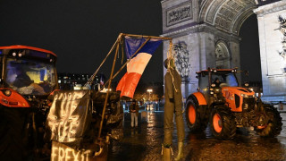 Αποκλεισμένο από αγροτικά τρακτέρ το Παρίσι για τη Mercosur: «Είμαστε μεταξύ πικρίας και απελπισίας»