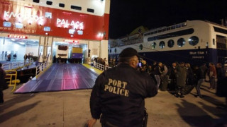 Ταλαιπωρία για 1641 επιβάτες: Δεν κατάφεραν να «δέσουν» στο λιμάνι της Μήλου δύο πλοία λόγω ανέμων