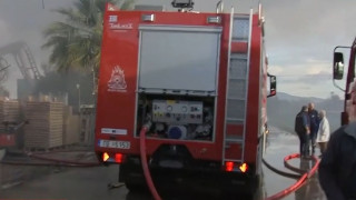 Πυρκαγιά σε επιχείρηση στο Κορωπί: Μαύροι καπνοί, ισχυρές δυνάμεις της Πυροσβεστικής στο σημείο