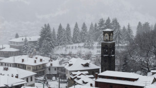 «Το΄στρωσε» σε πολλές περιοχές της Ελλάδας: Εντυπωσιακές εικόνες από Αράχωβα, Ιωάννινα, Ναυπακτία