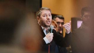 «Όχι σε κόμματα - μεσσίες»: Ρόλο σταθεροποιητικής δύναμης διεκδικεί το ΠΑΣΟΚ