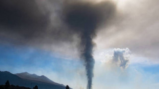 Ισχυρός ανεμοστρόβιλος «χτύπησε» την Αλεξανδρούπολη - Ζημιές σε καταστήματα και αεροδρόμιο